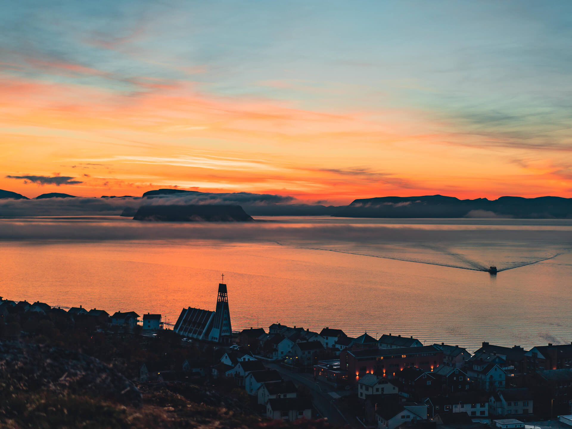 Solnedgang over Hammerfest, der G. Hagen forvalter næringseiendom