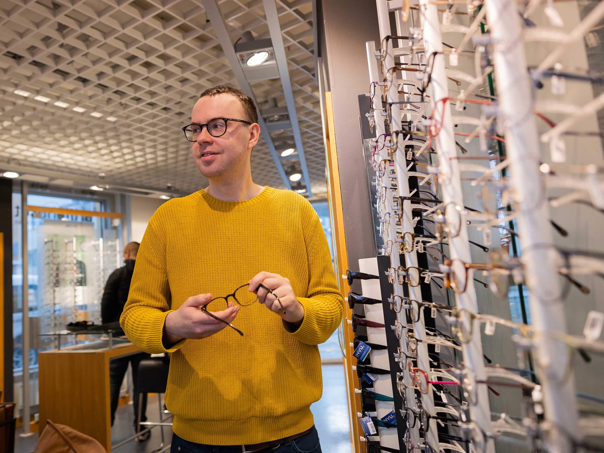 Kunde ser på briller hos optikeren på senteret