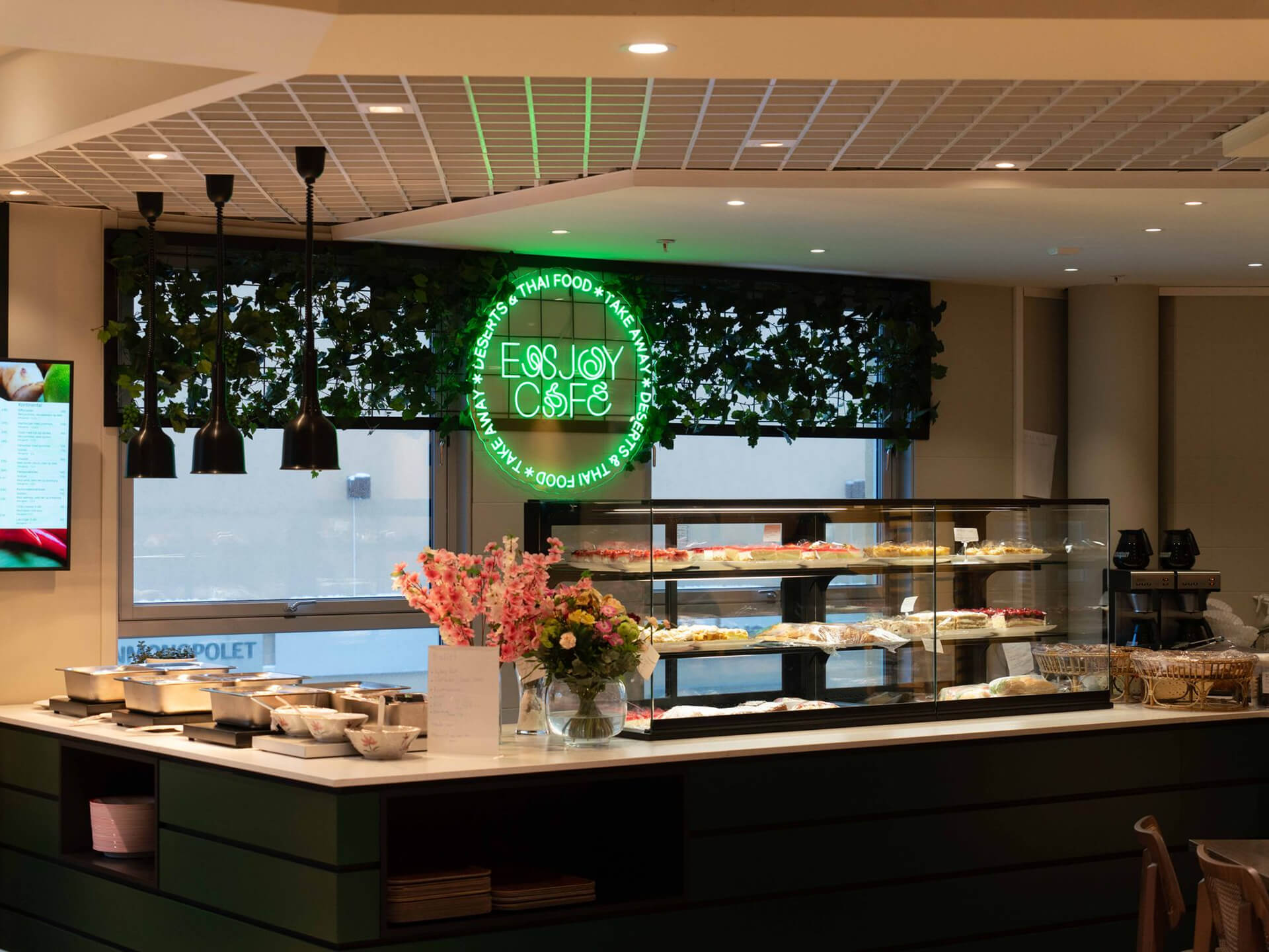 Enjoy Café på Nissensenteret med varmmat og bakst