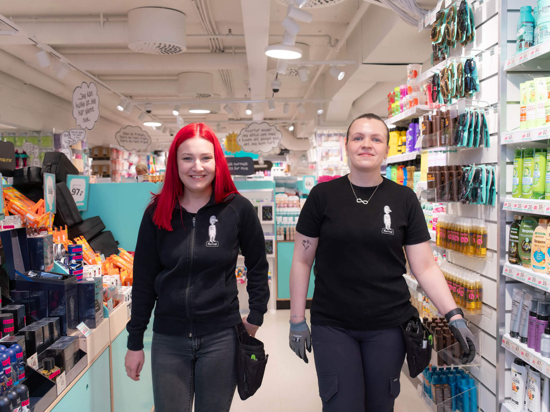 Kunder og ansatt i en butikk på Nissensenteret i Hammerfest